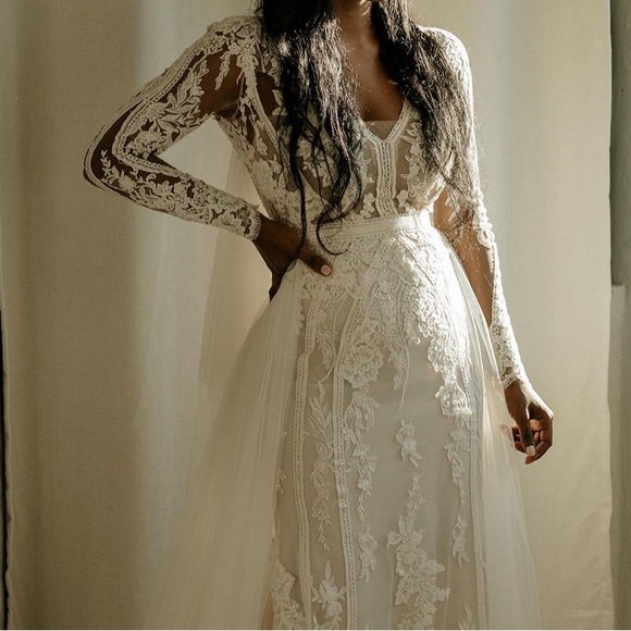 Pronovias Lace Cream Wedding Dress, veil and skirt included